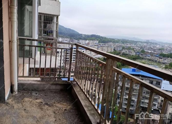 急售通城县平安滨江苑毛坯电梯房高层3室2厅2卫随